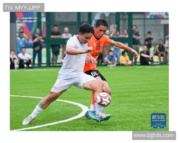 贵州足球迷模仿明星球员的热情与创意展现 贵州足球迷模仿明星球员的热情与创意展现