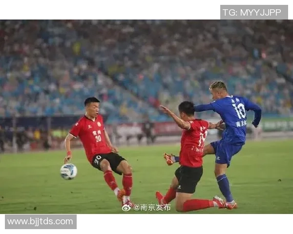 南京足球队在城市联赛中以73分稳居榜首展现强劲实力